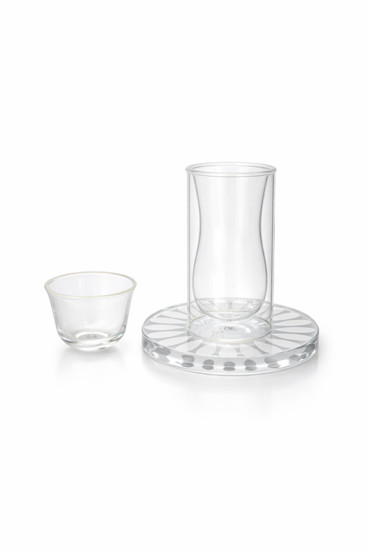 طقم من 18 قطعة من الزجاج الشفاف وكوب مع صحون بيضاء مزينة بأوراق الشجر